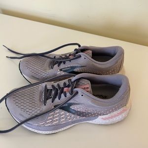 Brooks Adreneline GTS21 sneakers size 8